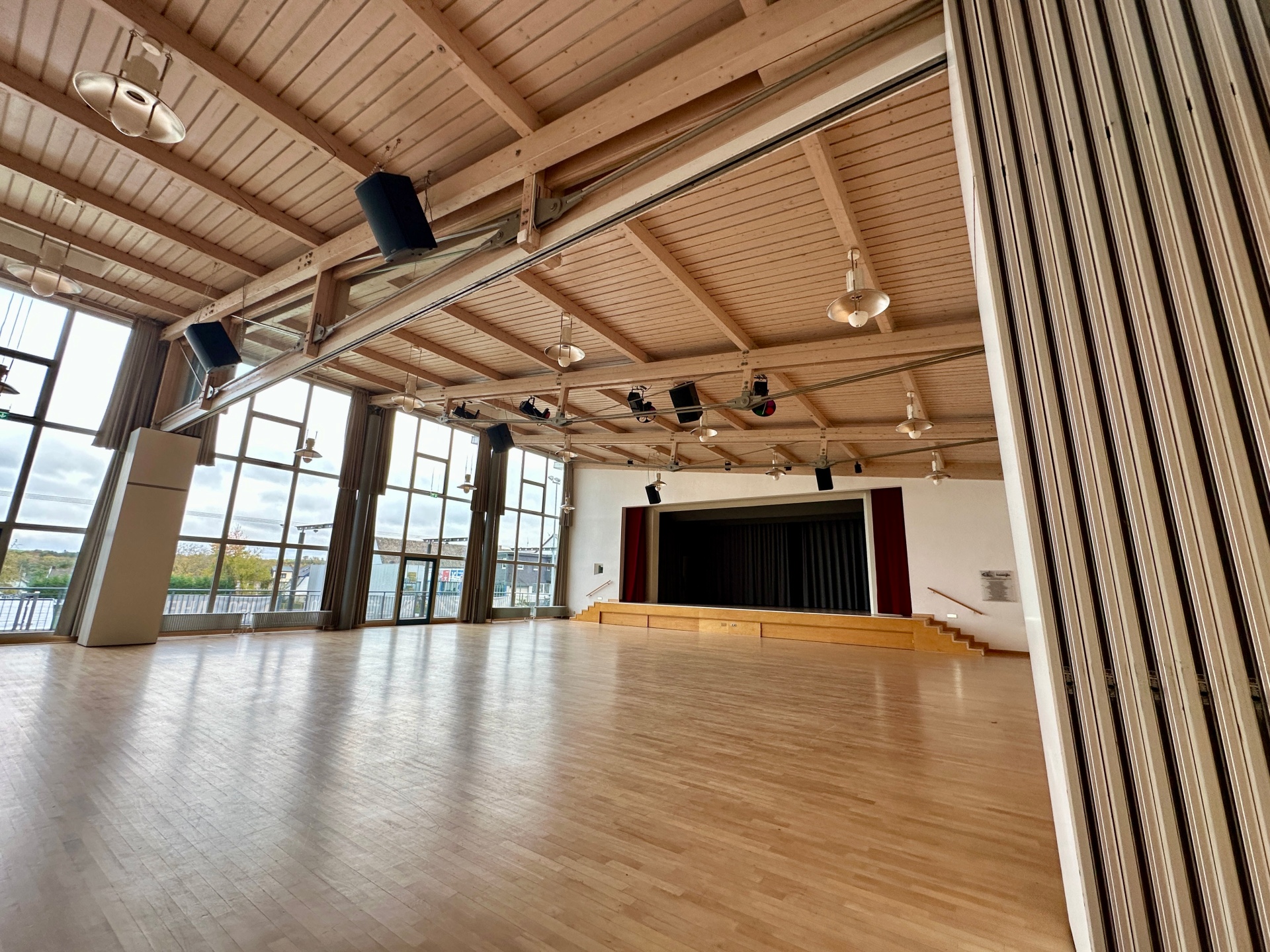 Veranstaltungsraum mit Bühne des Kulturhauses in Rheinböllen