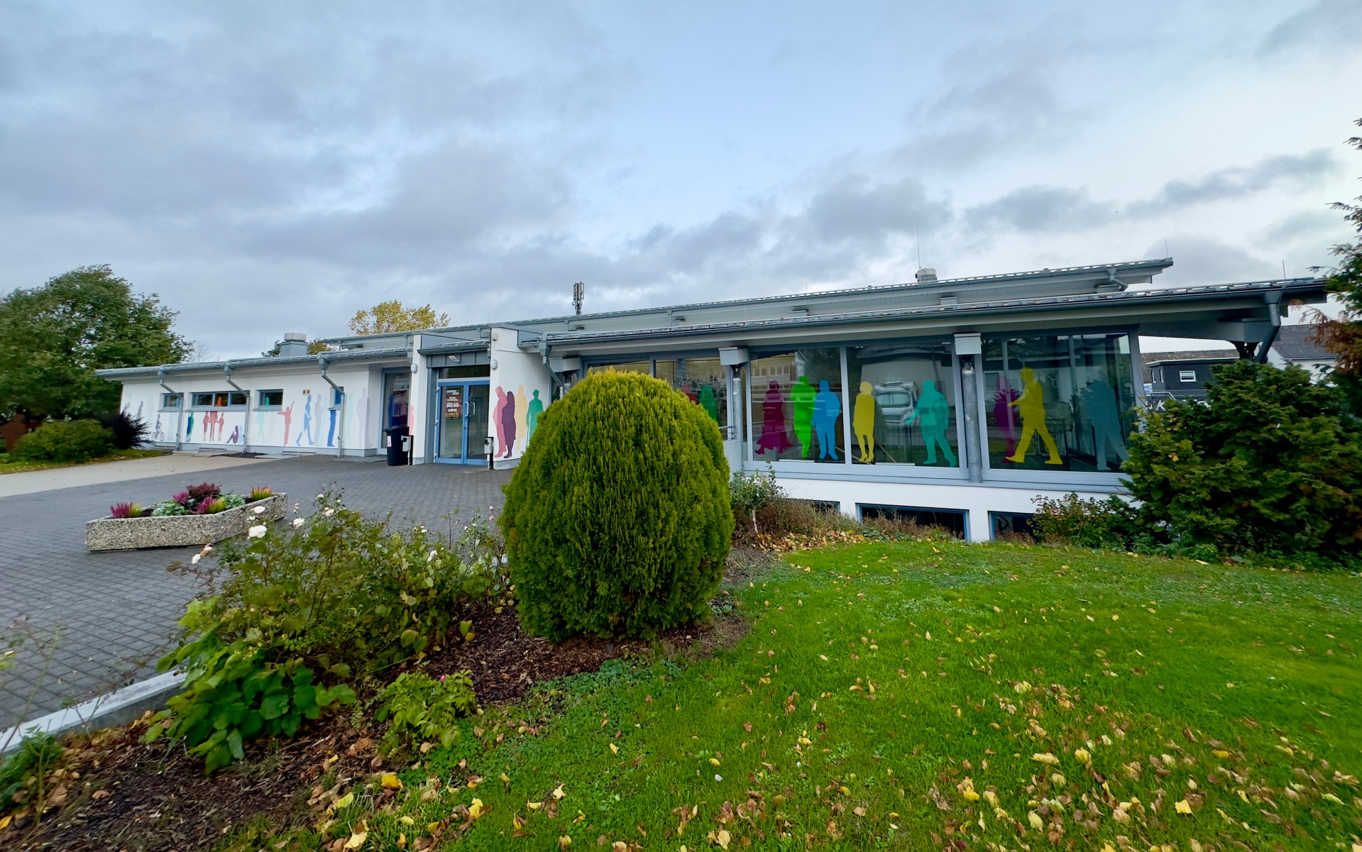 Veranstaltungsräume wie die Hunsrückhalle von außen