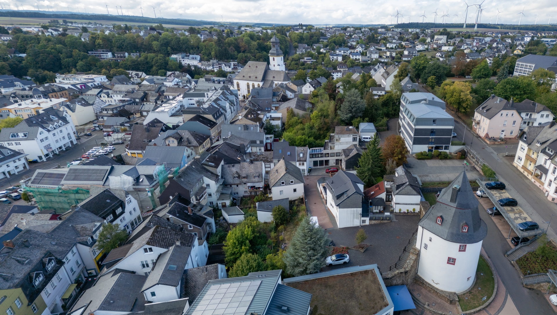 Luftaufnahme der Innenstadt von Simmern in der Verbandsgemeinde Simmern-Rheinböllen mit dicht bebauten Wohn- und Geschäftsbereichen und dem Schinderhannesturm.