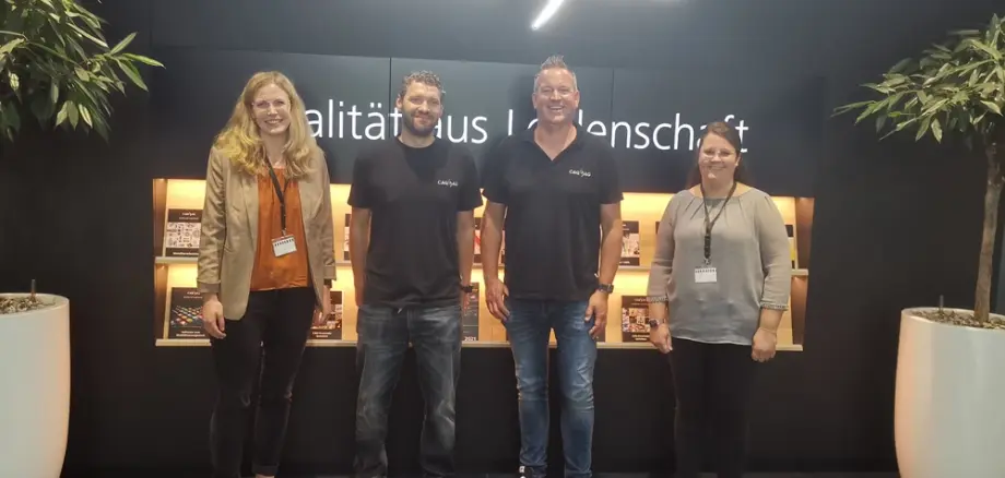 Mitarbeiter bei einer Unternehmensbesichtigung