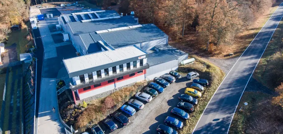 Ausschnitt des Gebäudes der Polyesterverarbeitung